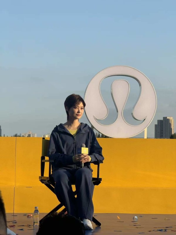 锦盈多 李宇春现身徐汇滨江：人生就像马拉松，最重要的是一直在路上